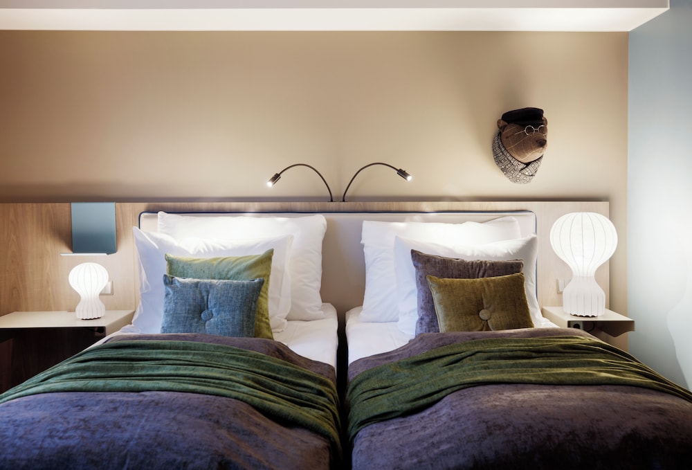 Standard Twin Room thumbnail 5