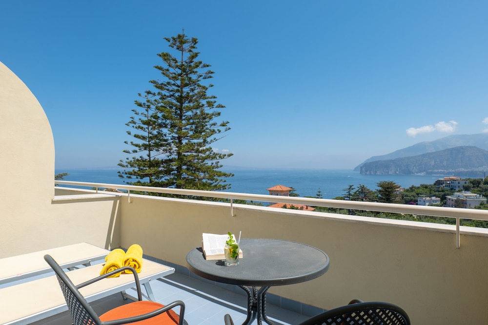 Junior Suite, Balcony, Sea View thumbnail 6