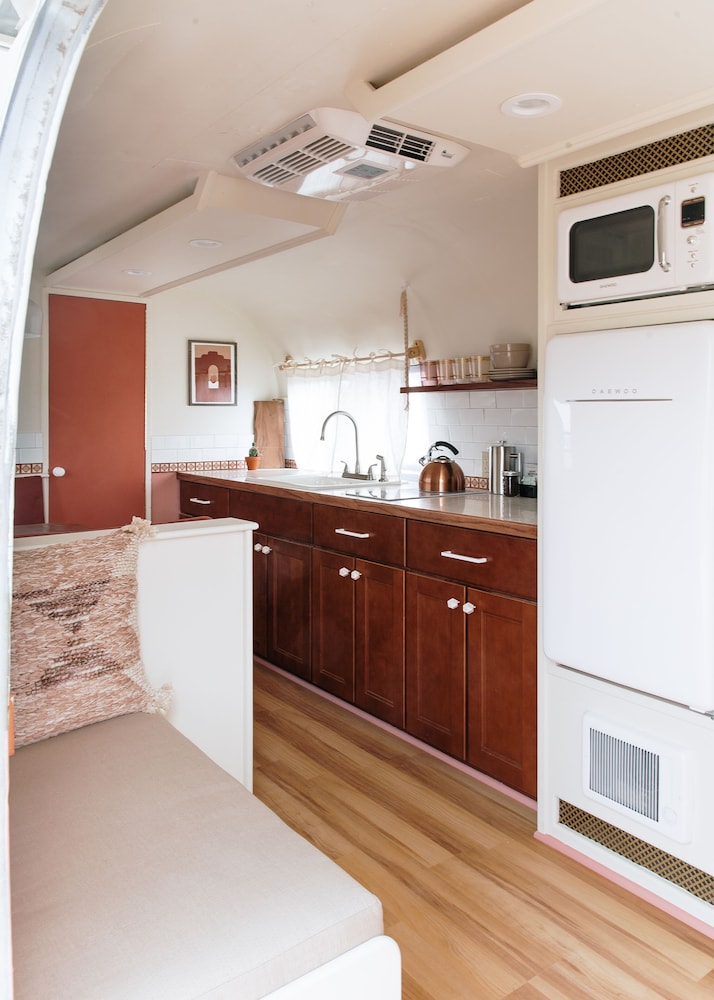 Room (Louise 22; 1967 Avion) photo 2