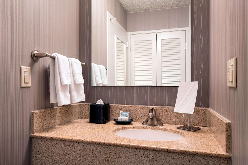 Deluxe Room, 1 King Bed with Sofa bed (Balcony Poolview) - Photo 4