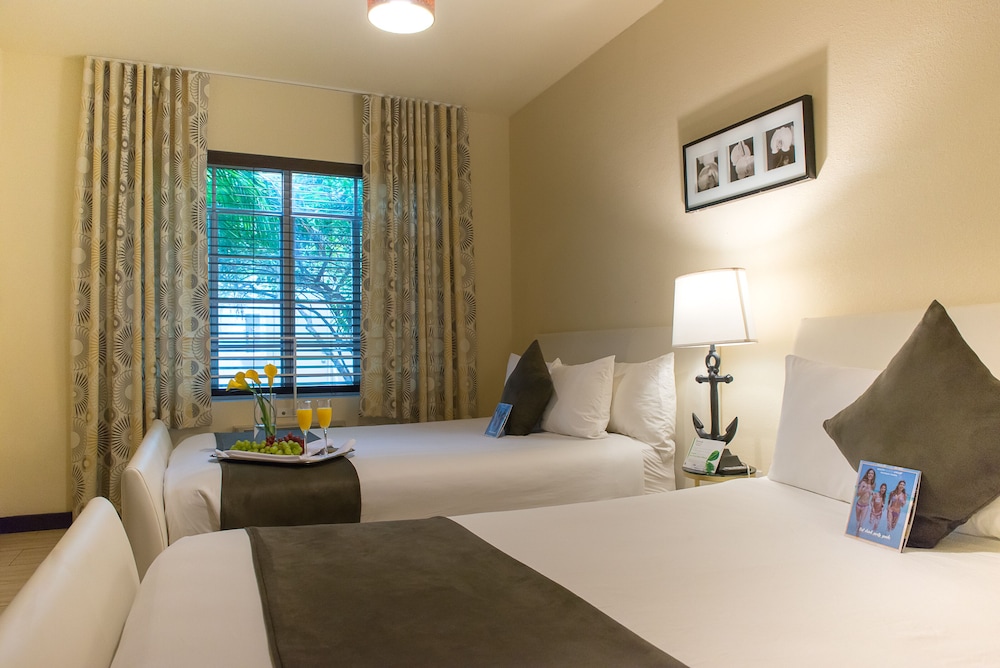 One Bedroom Double Queen Suite - Photo 3