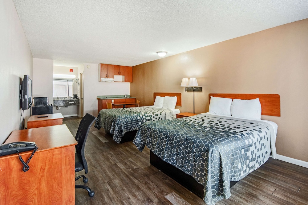 Standard Room, 1 Queen Bed, Smoking - Photo 7