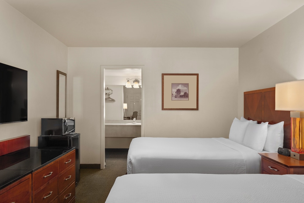 Room, 2 Queen Beds, Non Smoking - Photo 4