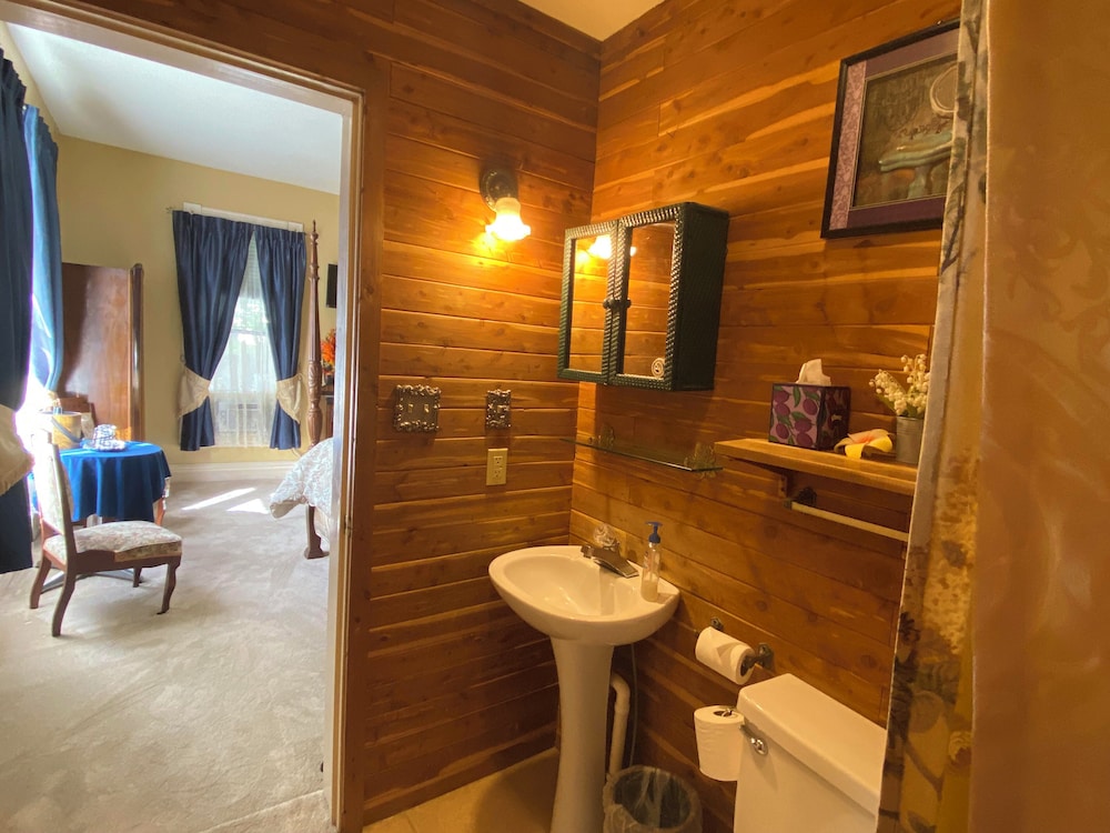 Luxury Room with Garden View, Staffordshire photo 3