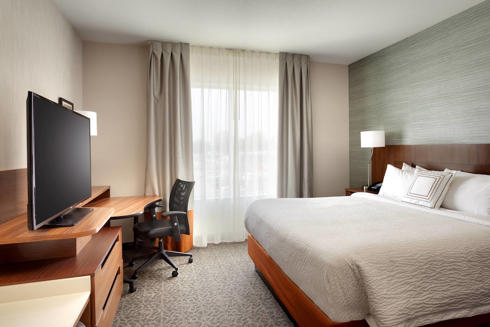 Junior Suite, 1 King Bed with Sofa bed (Mobility/Hearing Access, Roll-in Shwr) photo 1