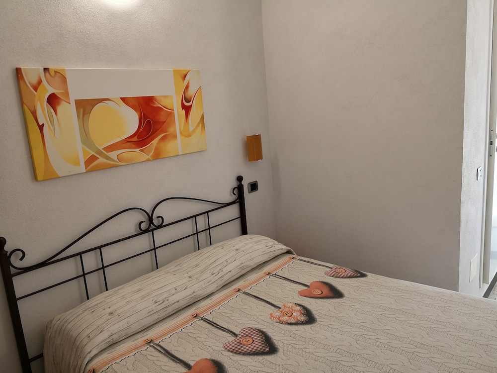 Basic Double Room Single Use, 1 Queen Bed photo 2