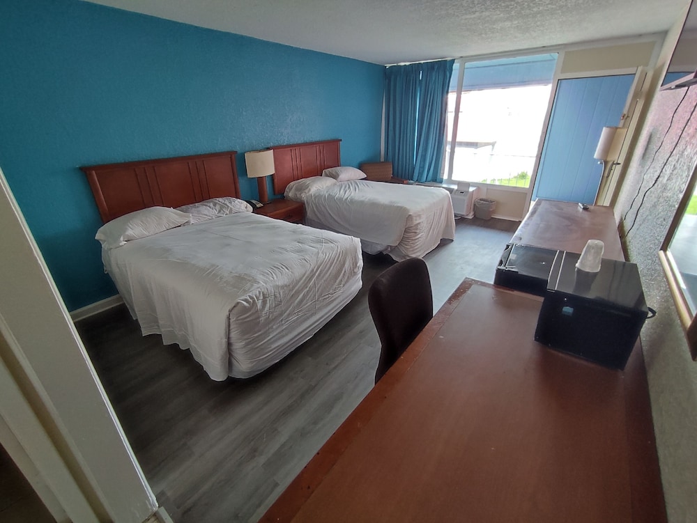 Family Room, 2 Bedrooms, Non Smoking, Refrigerator & Microwave photo 2