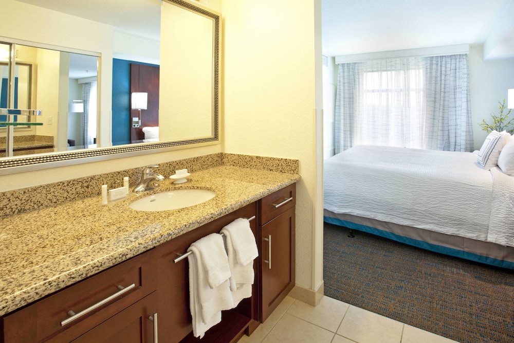 Suite, 1 Bedroom - Photo 9