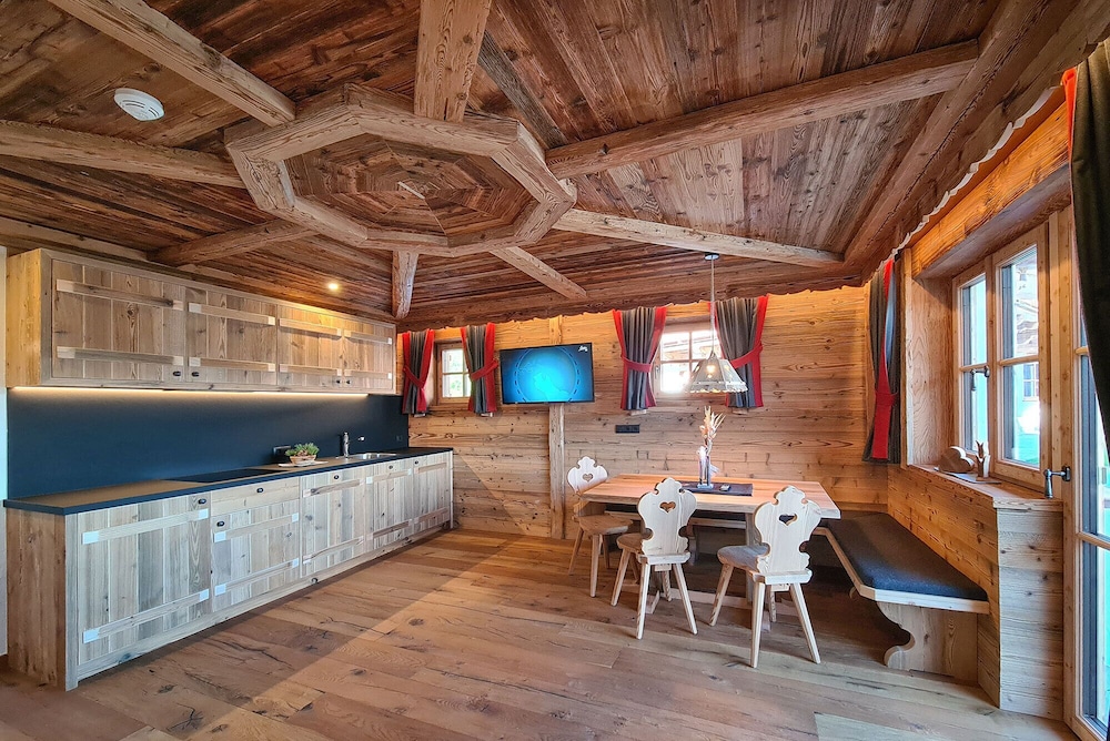 Exclusive Studio Suite, 1 King Bed, Sauna, Mountain View