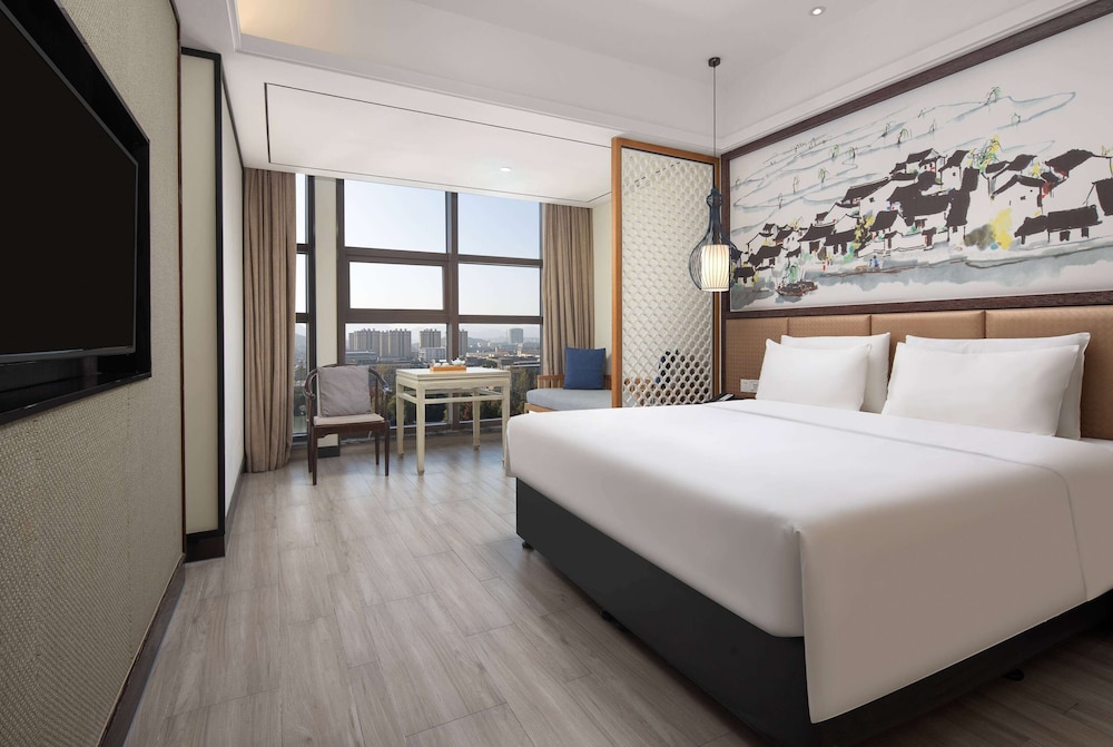 Deluxe Room, 1 King Bed, Non Smoking photo 1