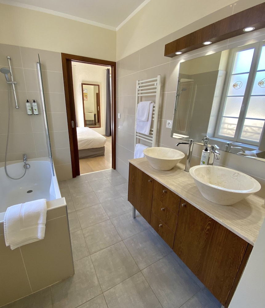 Deluxe Room - Photo 12