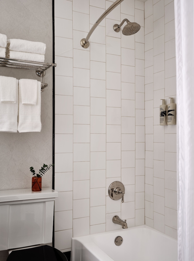 Deluxe Room, 1 King Bed, Hearing Accessible - Photo 4