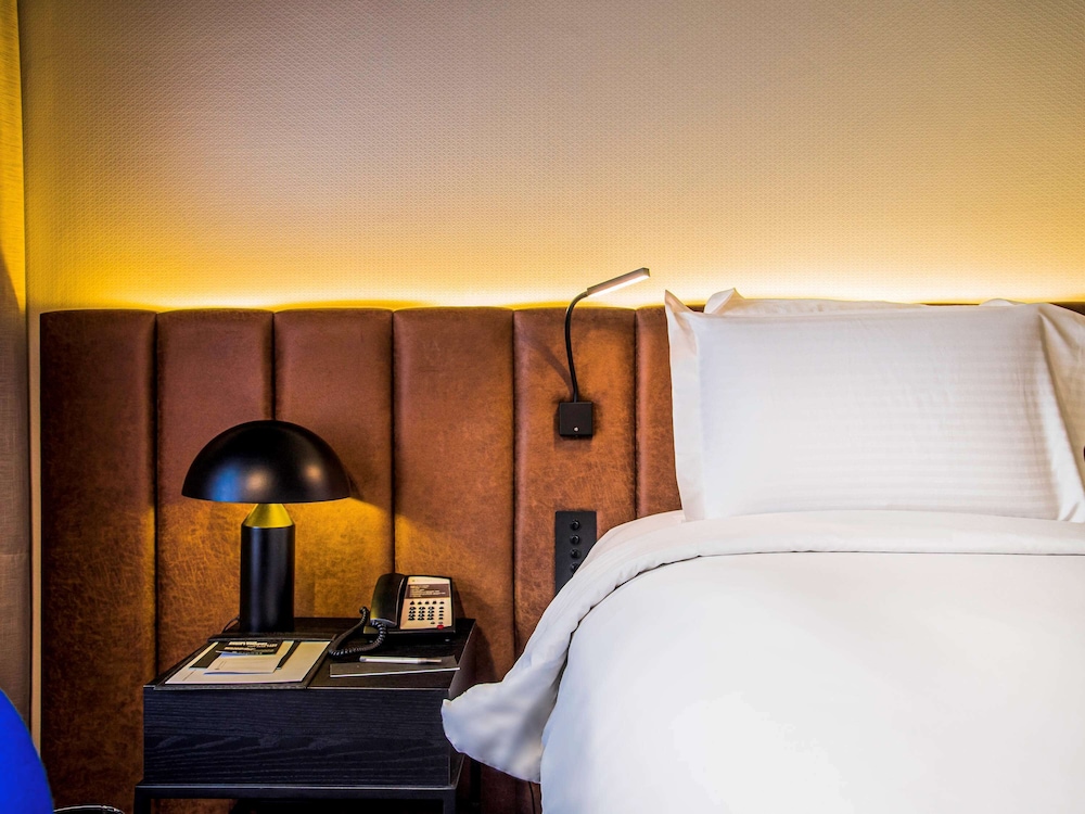 Deluxe Room, 1 Queen Bed, Accessible (Premium)