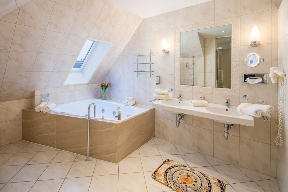 Suite, Jetted Tub photo 3