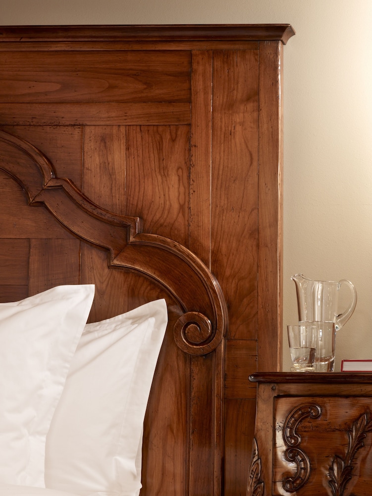Deluxe Suite, 1 King Bed, Balcony, Mountain View photo 3
