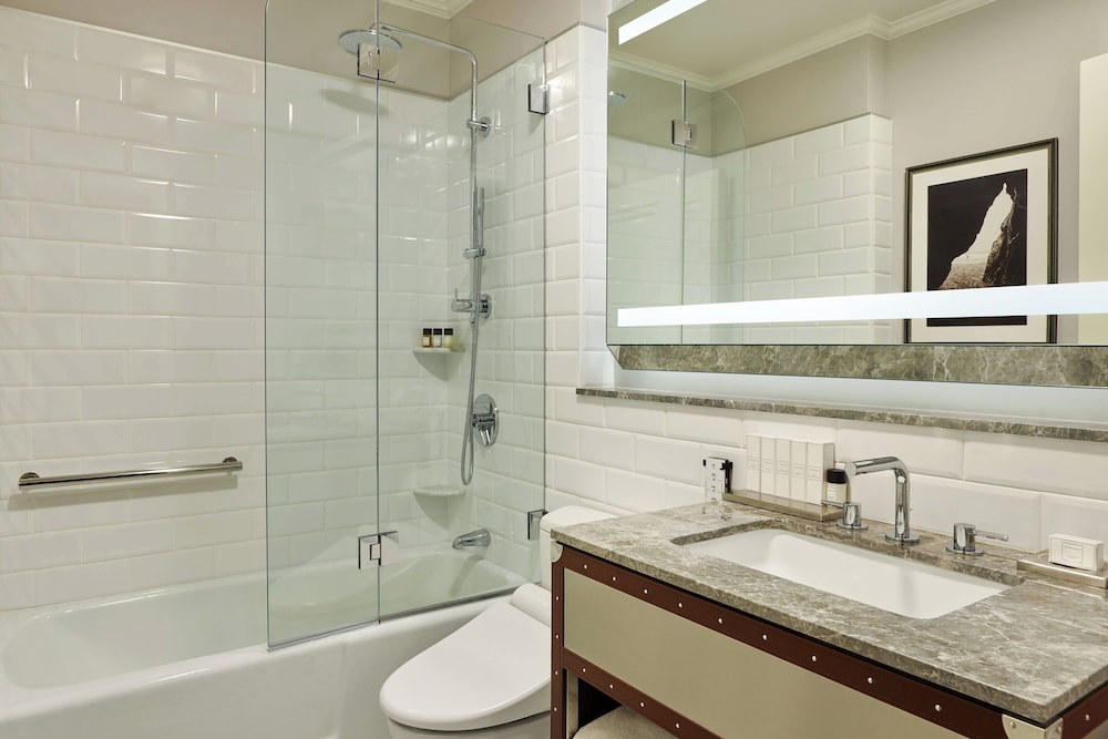Grand Room, 1 King Bed - Photo 9
