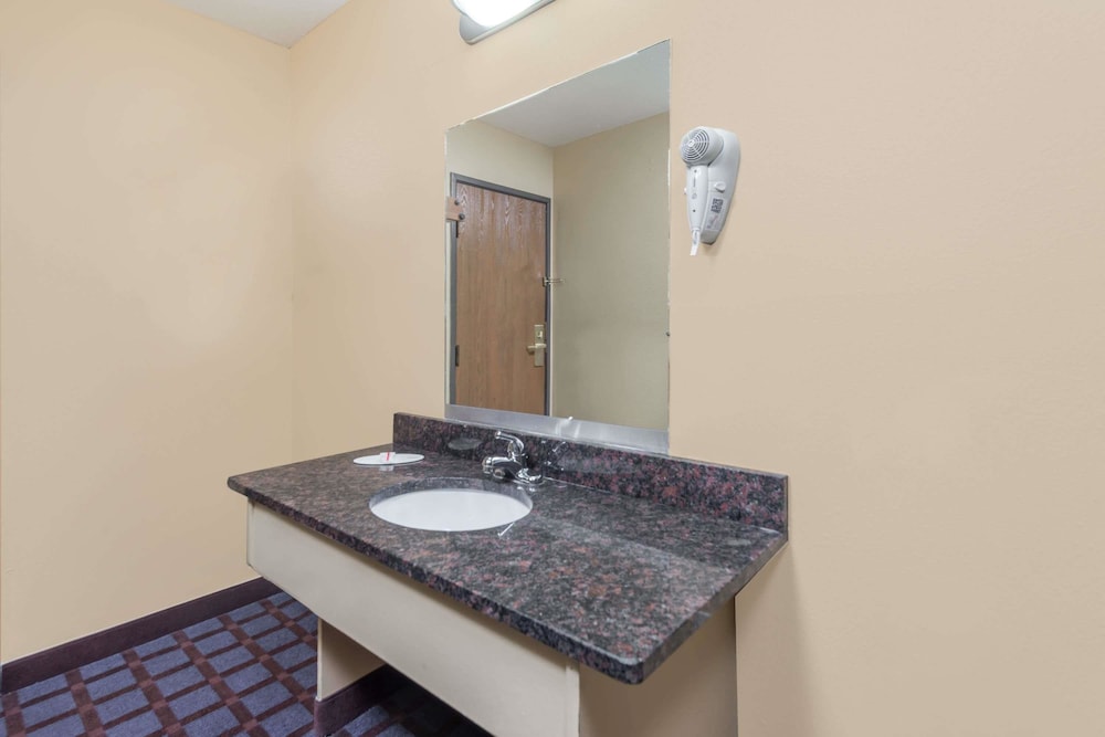 Standard Room, 2 Queen Beds - Photo 4