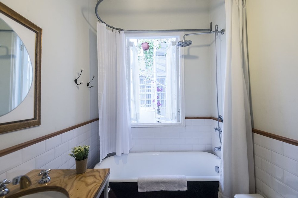 Double Room, 1 King Bed, Bathtub photo 3