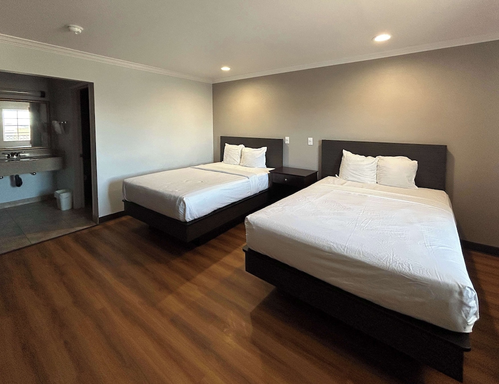 Deluxe Room, 2 Double Beds, Smoking, Refrigerator & Microwave photo 2