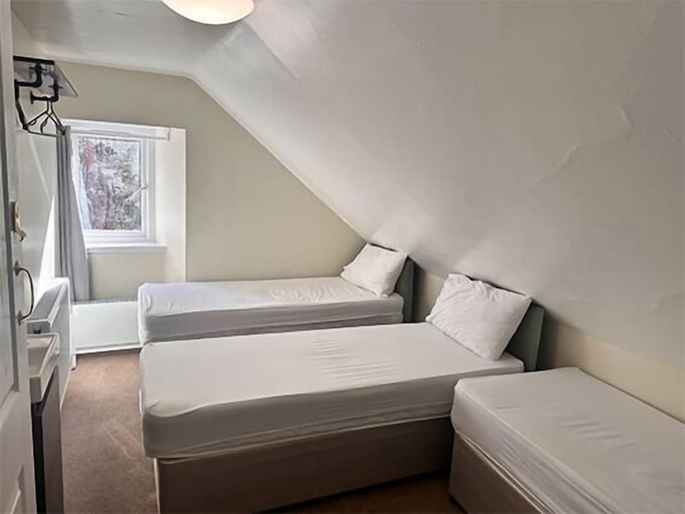 Basic Triple Room, Shared Bathroom photo 3