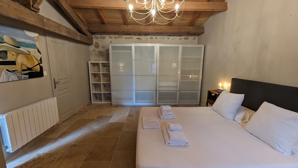Deluxe Bungalow, 1 Queen Bed, Fireplace, Garden Area photo 2