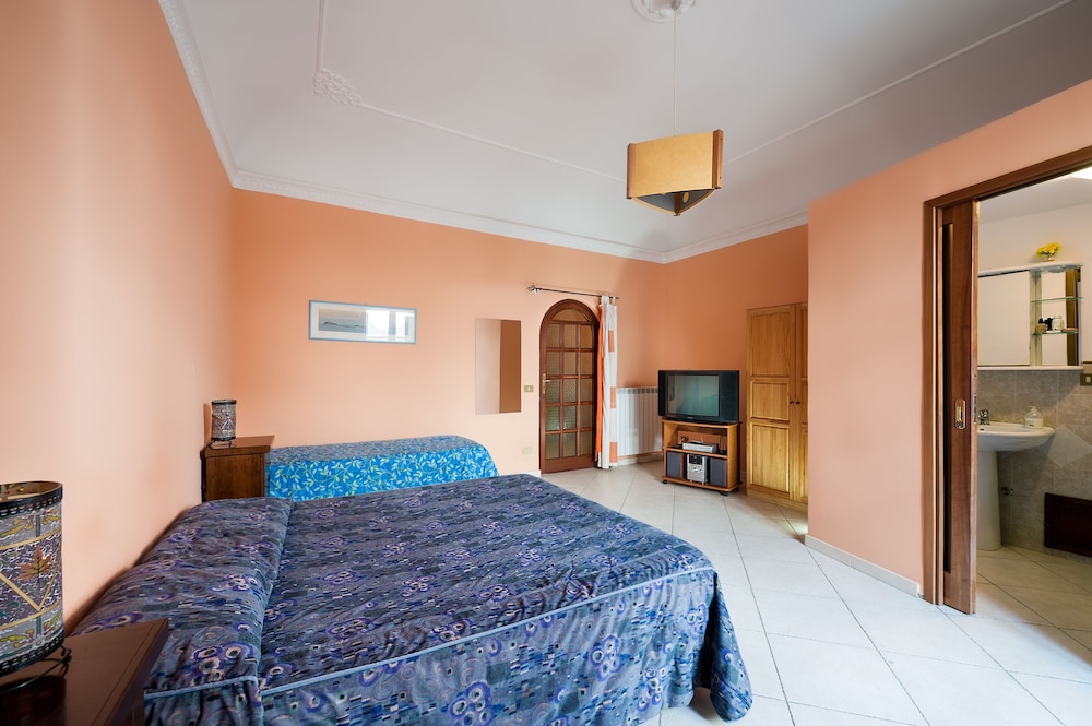 Deluxe Triple Room, Multiple Beds, Non Smoking, City View