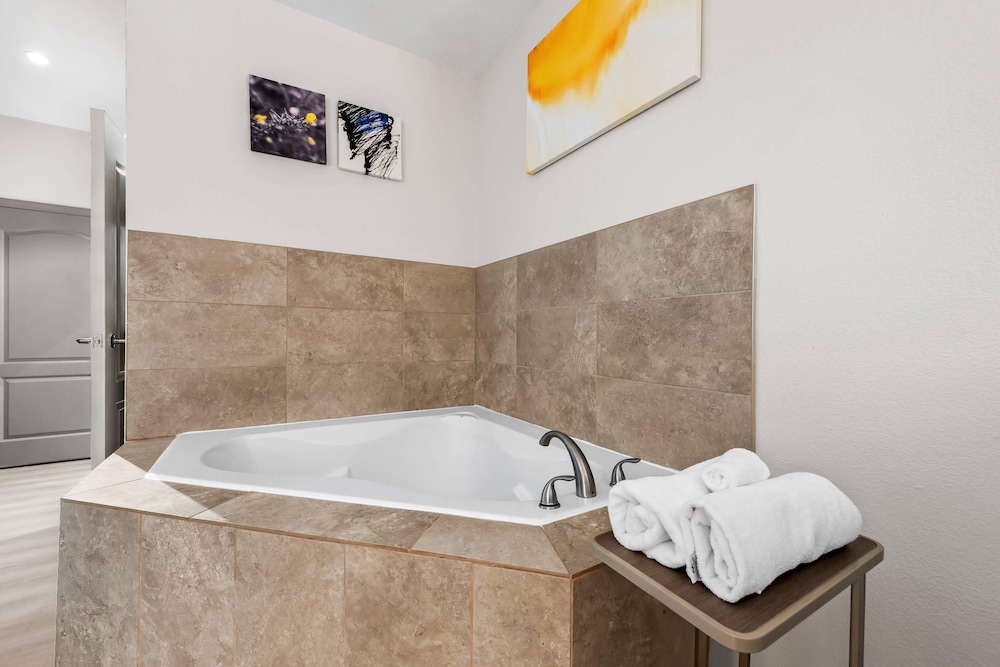 Suite, 1 King bed, Heart Shaped Whirlpool Tub, Non Smoking photo 2