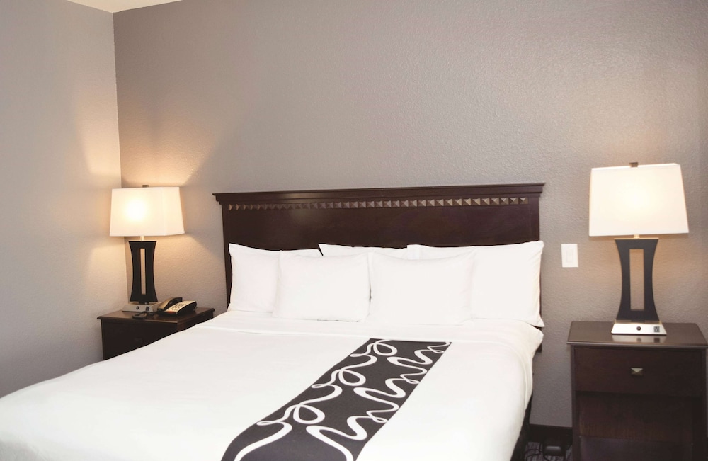 Deluxe Room, 1 King Bed, Non Smoking - Photo 4