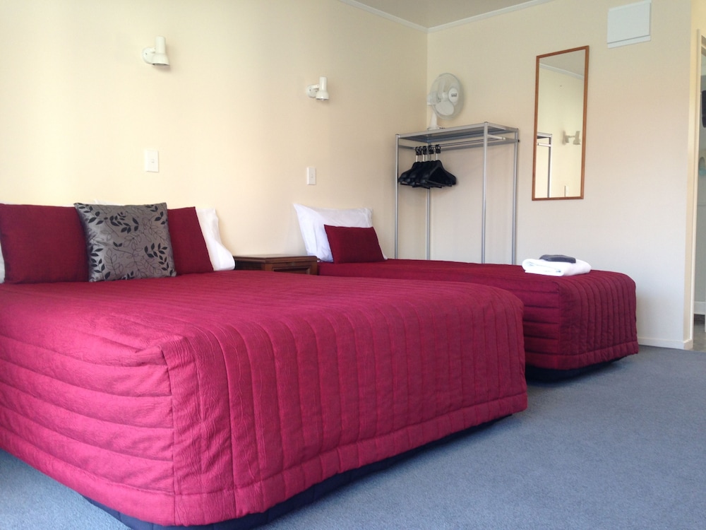 Queen & Single Studio Apartment photo 3