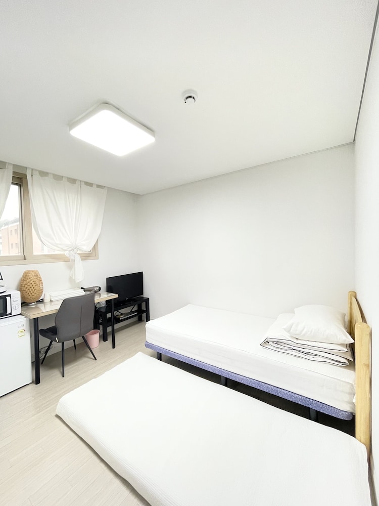 Basic Twin Room, 1 Bedroom, Non Smoking, Garden View (Self Check-In) photo 1