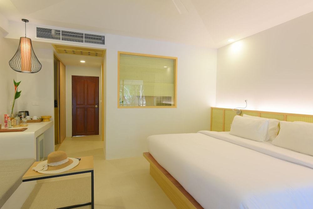 Deluxe Double Room, 1 King Bed, Garden View - Photo 3