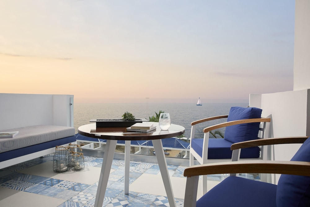 Island Suite with Sea View - Photo 8