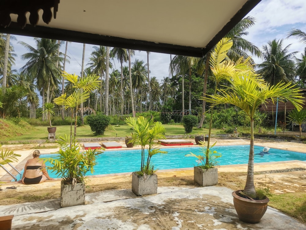 Deluxe Double Room In Front of Pool photo 2