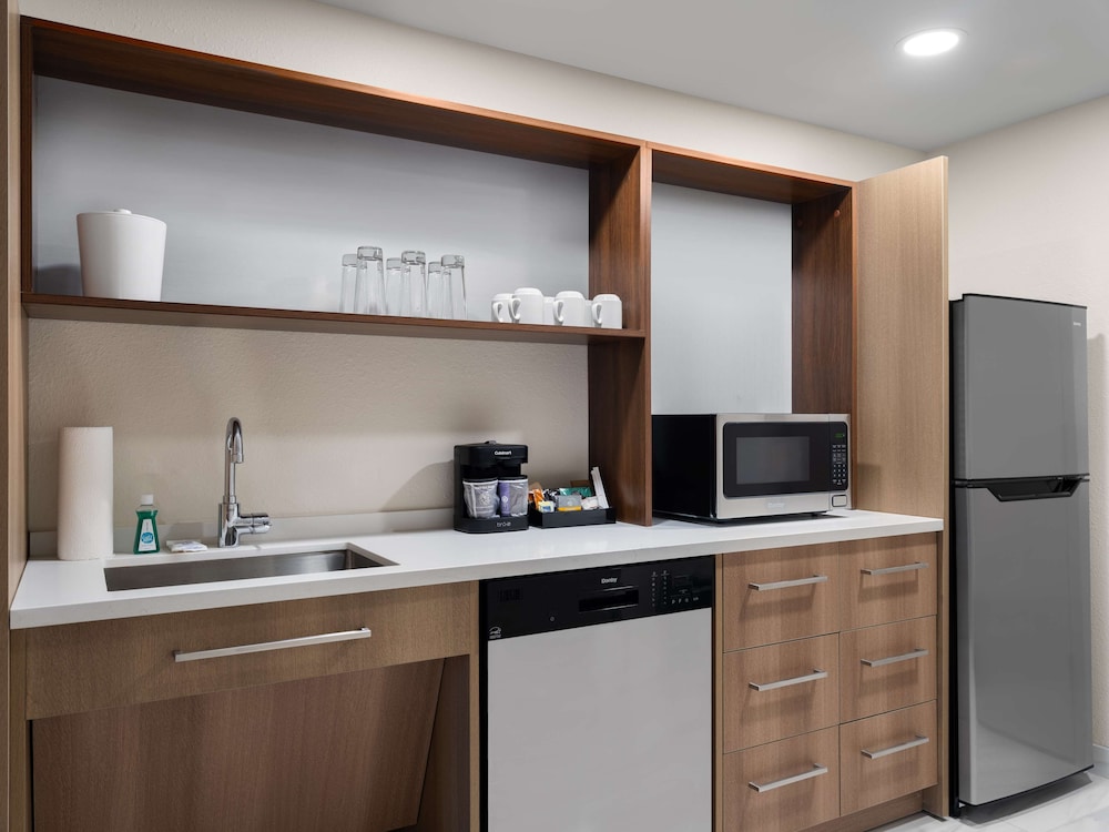 Suite, 1 King Bed, Accessible, Bathtub - Photo 3