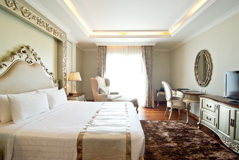 Deluxe pool view with jacuzzi