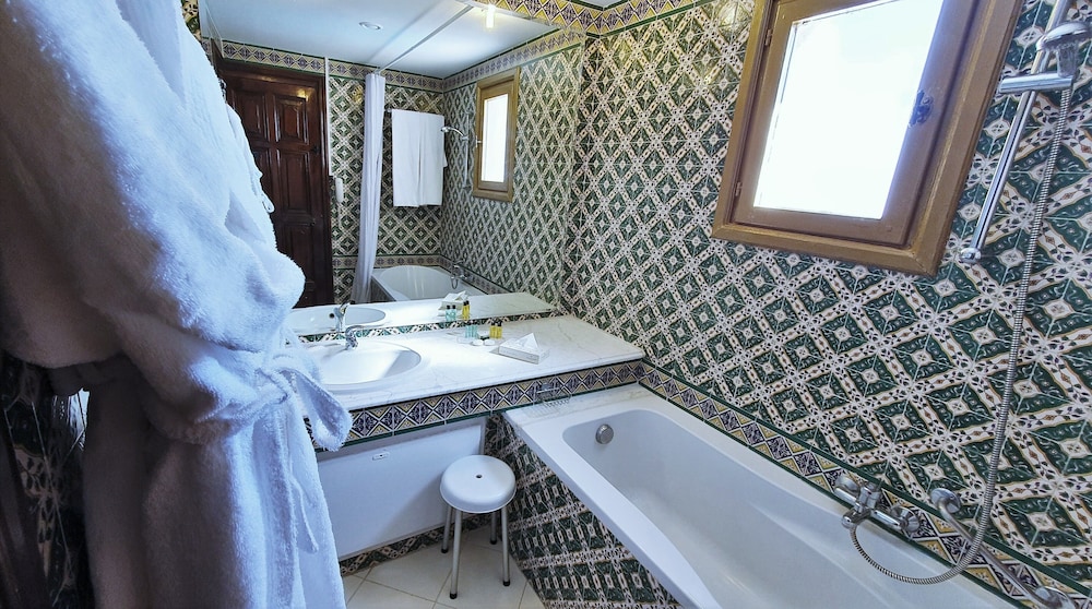 Standard Double or Twin Room, 1 Double or 2 Twin Beds, Private Bathroom - Photo 2