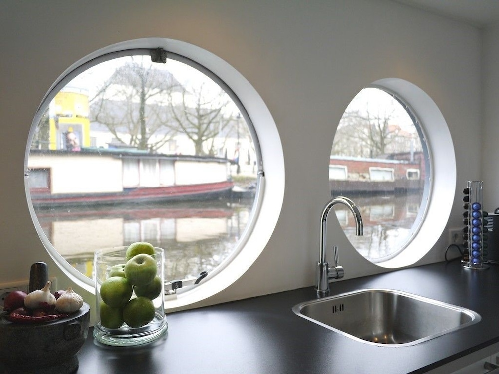 Houseboat photo 3