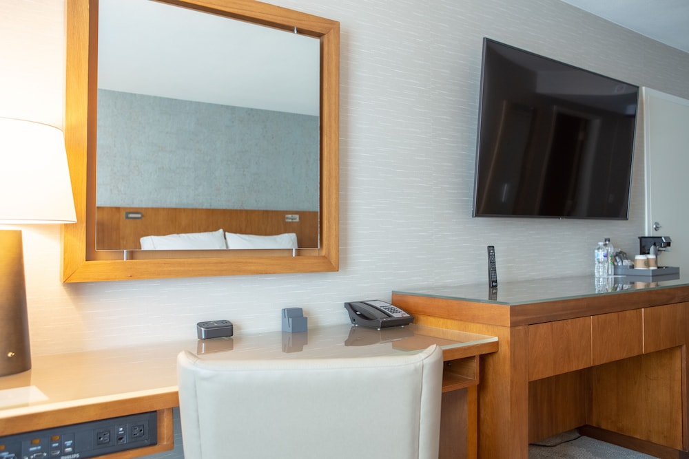Deluxe Room, 2 Queen Beds (Mobility/Hearing Access, Roll-In Shwr) - Photo 5