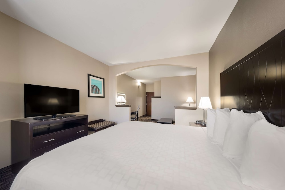 Standard Room, 1 King Bed, Non Smoking, Refrigerator & Microwave (with Sofabed) - Photo 2