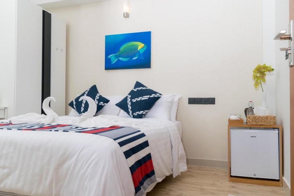 Deluxe Twin Room, Private Bathroom, City View photo 3