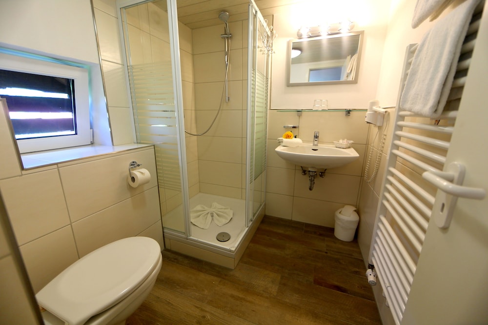 Basic Quadruple Room, 2 Bedrooms photo 2