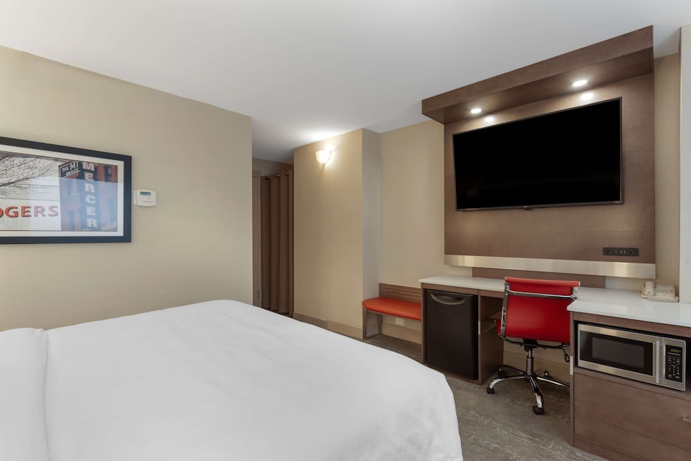 Suite, 1 King Bed, Non Smoking, Jetted Tub photo 3