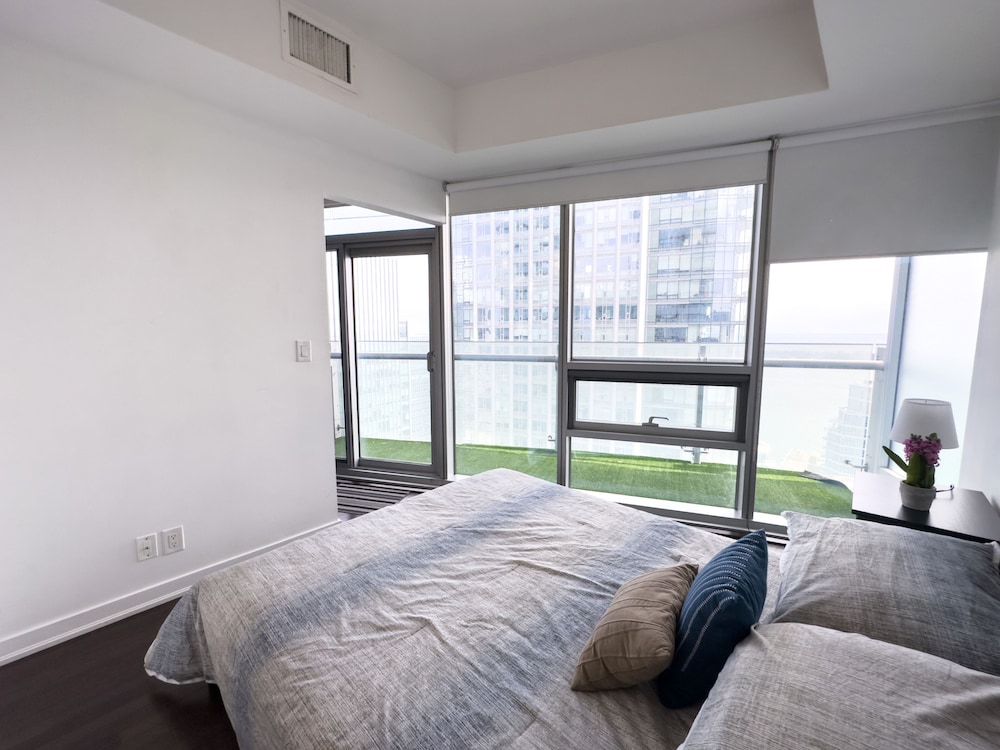 Deluxe Condo, Multiple Beds, Lake View