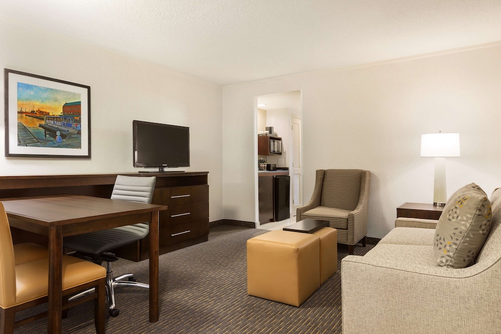 Room, 1 King Bed, Non Smoking photo 3