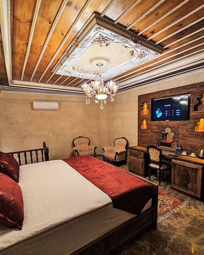 Red Pool Suite, Hot Tub - Photo 5