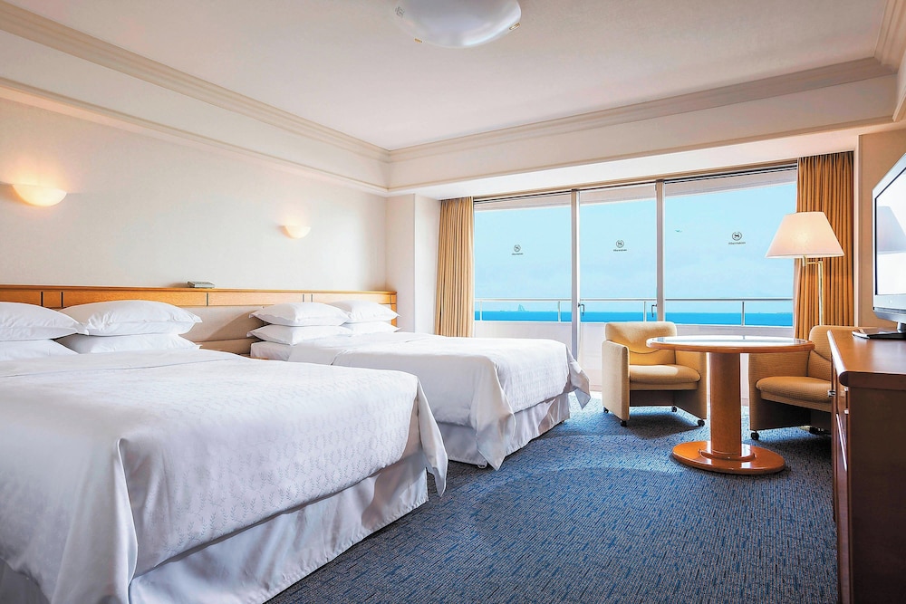 Guest room, 4 Twin Beds, Disney or Bay view, Main Building, Balcony - Photo 1