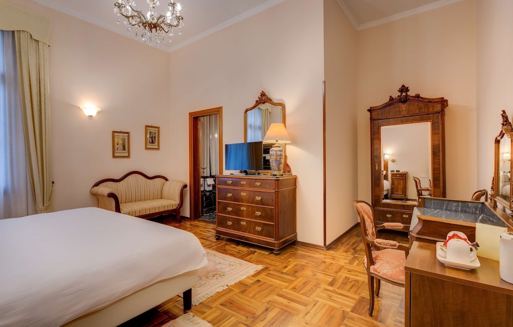 Superior Room, 1 Queen Bed, Non Smoking photo 3