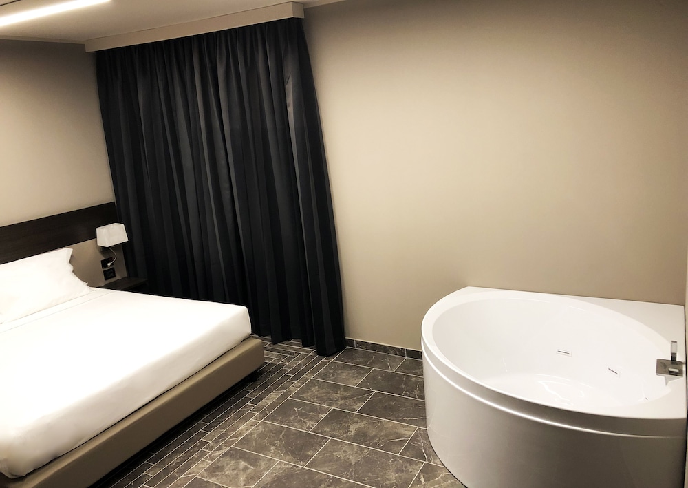 Junior Double Room, 1 King Bed, Hot Tub photo 3