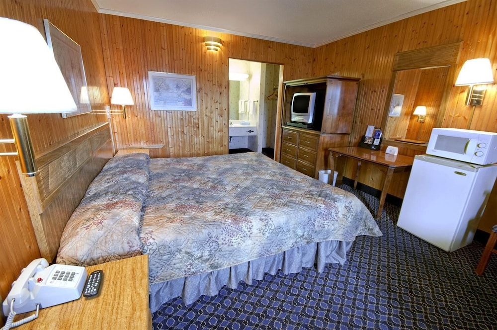 Room, 1 King Bed, Smoking - Photo 4