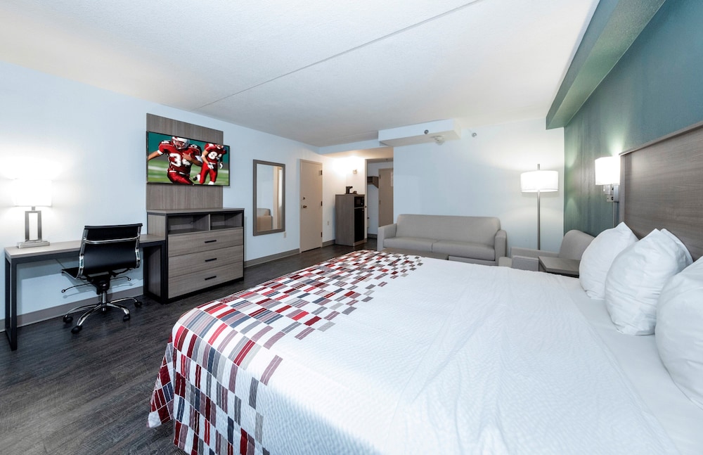 Suite, 1 King Bed (Smoke Free) - Photo 6